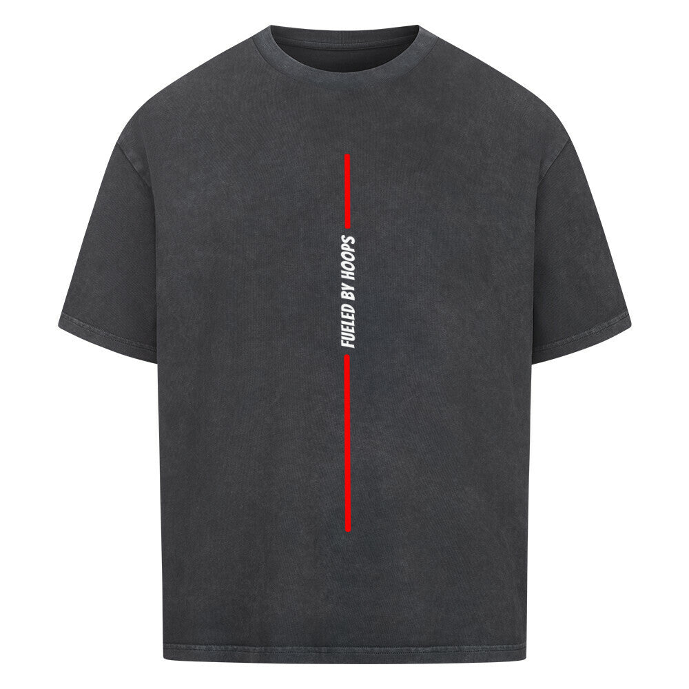 Washed Schwarzes Oversized T-Shirt mit einem minimalistischen, vertikalen Print: Eine rote Linie wird in der Mitte vom vertikalen, weißen Text „FUELED BY HOOPS“ unterbrochen. 100% Baumwolle.