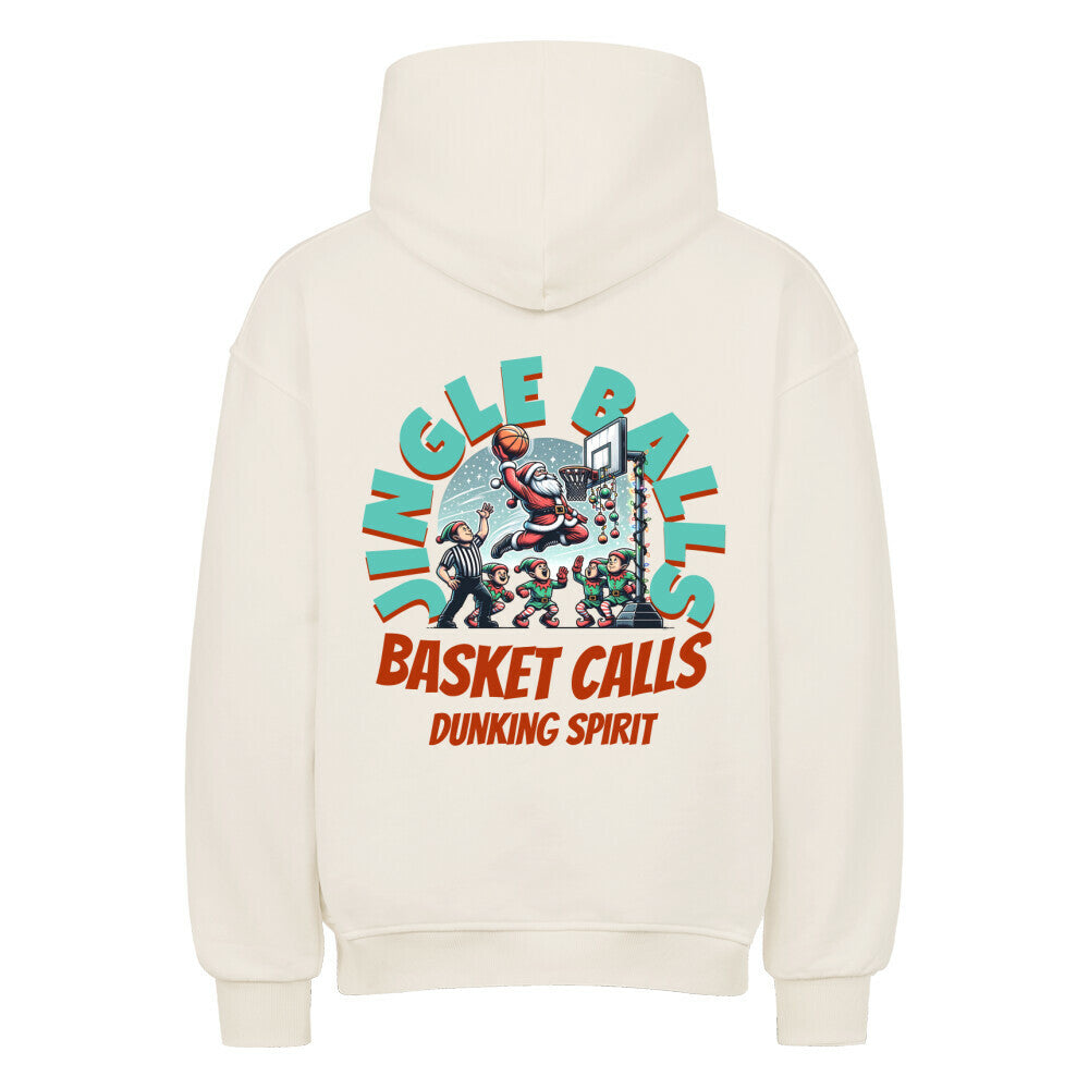 Rückansicht eines natural raw Oversized-Hoodies mit dem Weihnachts-Print 'Jingle Balls, Basket Calls', der Santa Claus beim Basketball-Dunk zeigt, angefeuert von Elfen. 80% Baumwolle und 20% Polyester.