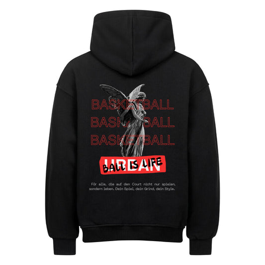 Rückansicht eines schwarzen Oversized-Hoodies mit 'Ball Is Life' Print, der eine Engelsstatue und den Spruch 'Dein Spiel, dein Grind, dein Style' zeigt. 80% Baumwolle 20% Polyester.