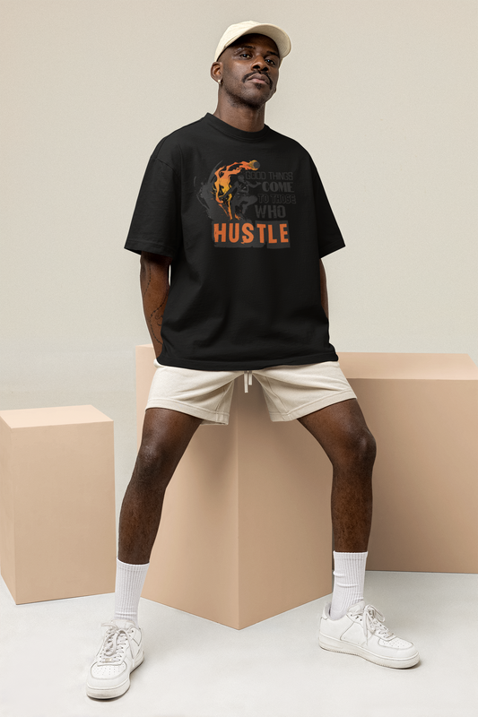 Mockup mit Model Schwarzes Oversized T-Shirt mit einem schwarz-orangen Print eines Basketballspielers in Flammen und dem motivierenden Spruch „GOOD THINGS COME TO THOSE WHO HUSTLE“. 100% Baumwolle.