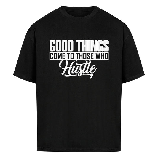 Schwarzes Oversized Basketball T-Shirt mit dem weißen Statement-Print: „GOOD THINGS COME TO THOSE WHO Hustle“. 100% Baumwolle.