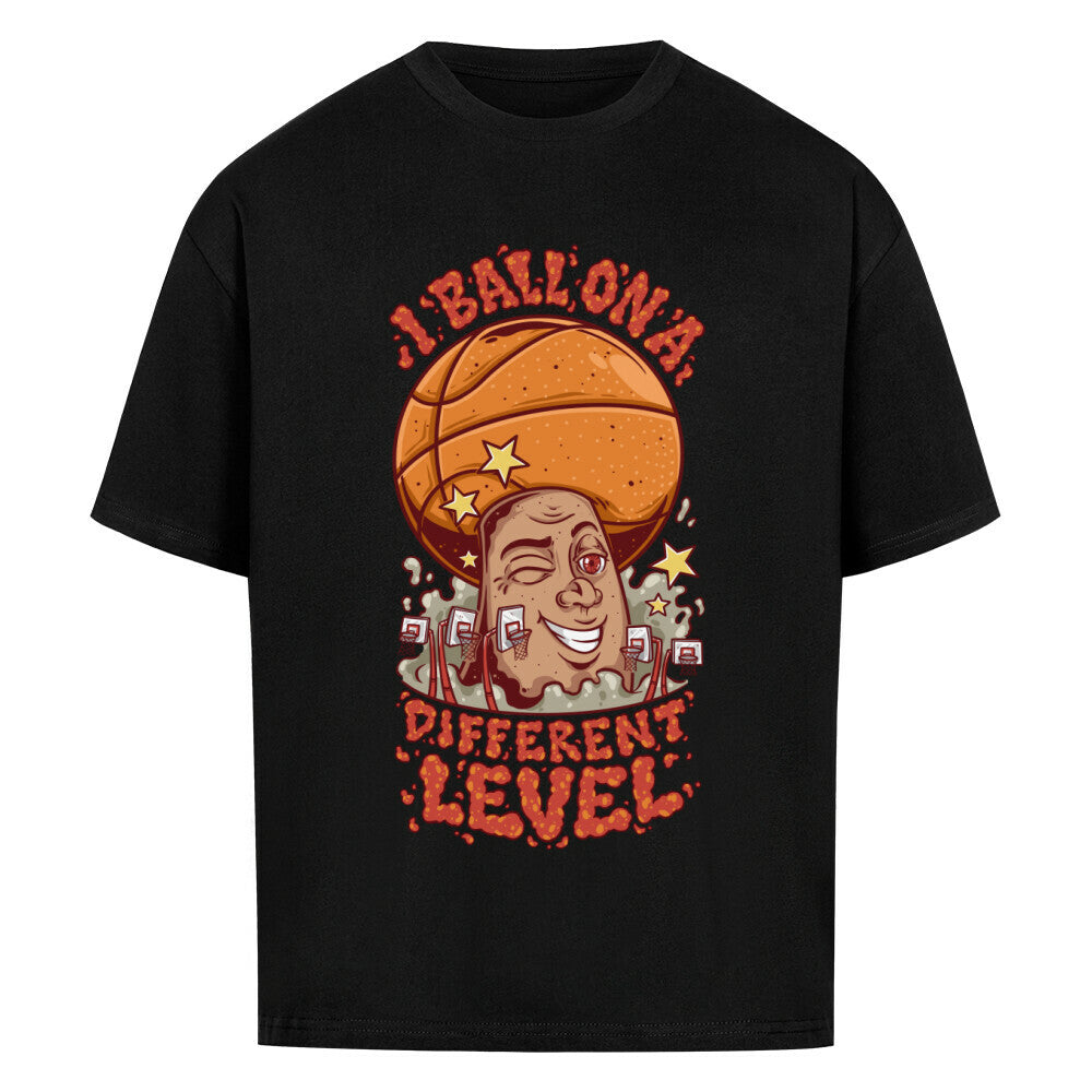 Schwarzes Oversized Basketball T-Shirt mit einem bunten Cartoon-Print einer zwinkernden Figur, die einen Basketball als Kopf hat. Der rote Text lautet „I BALL ON A DIFFERENT LEVEL“. 100% Baumwolle