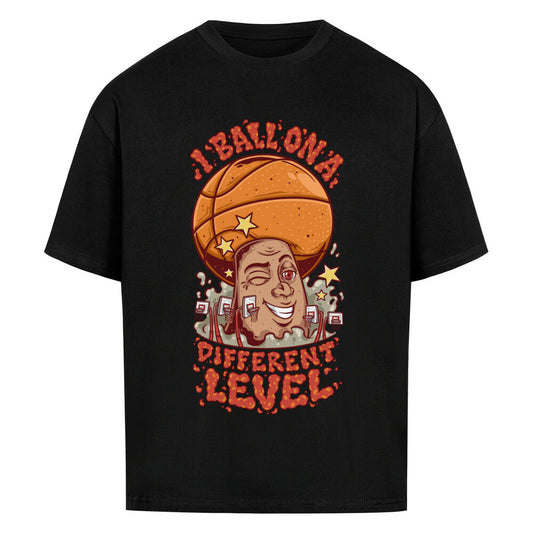 Schwarzes Oversized Basketball T-Shirt mit einem bunten Cartoon-Print einer zwinkernden Figur, die einen Basketball als Kopf hat. Der rote Text lautet „I BALL ON A DIFFERENT LEVEL“. 100% Baumwolle
