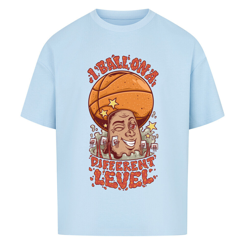 Babyblaues Oversized Basketball T-Shirt mit einem bunten Cartoon-Print einer zwinkernden Figur, die einen Basketball als Kopf hat. Der rote Text lautet „I BALL ON A DIFFERENT LEVEL“. 100% Baumwolle