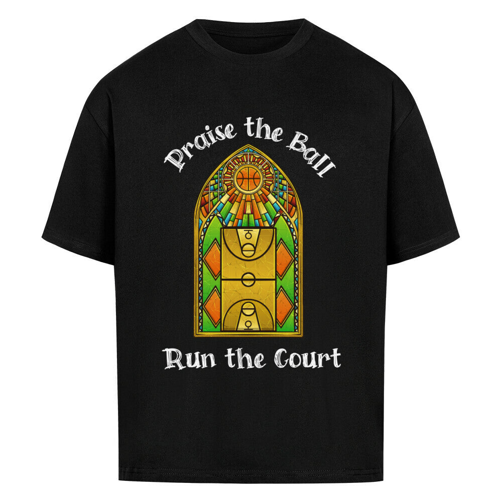 Schwarzes Oversized Basketball T-Shirt mit einem Print im Stil eines Kirchen-Buntglasfensters, der einen Basketball-Court zeigt. Darüber steht „Praise the Ball“ und darunter „Run the Court“ in einer gotischen Schriftart. 100% Baumwolle 
