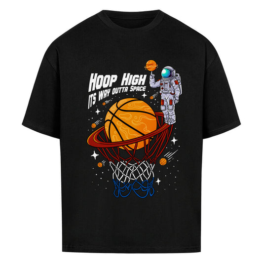 Schwarzes Oversized T-Shirt mit einem bunten Print eines Astronauten im Weltall, der einen Basketball in einen Korb dunkt. Der Slogan lautet: "HOOP HIGH ITS WAY OUTTA SPACE". 100% Baumwolle.