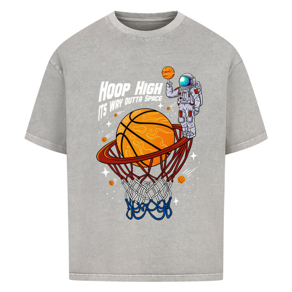 Washed Grey Oversized T-Shirt mit einem bunten Print eines Astronauten im Weltall, der einen Basketball in einen Korb dunkt. Der Slogan lautet: "HOOP HIGH ITS WAY OUTTA SPACE". 100% Baumwolle.