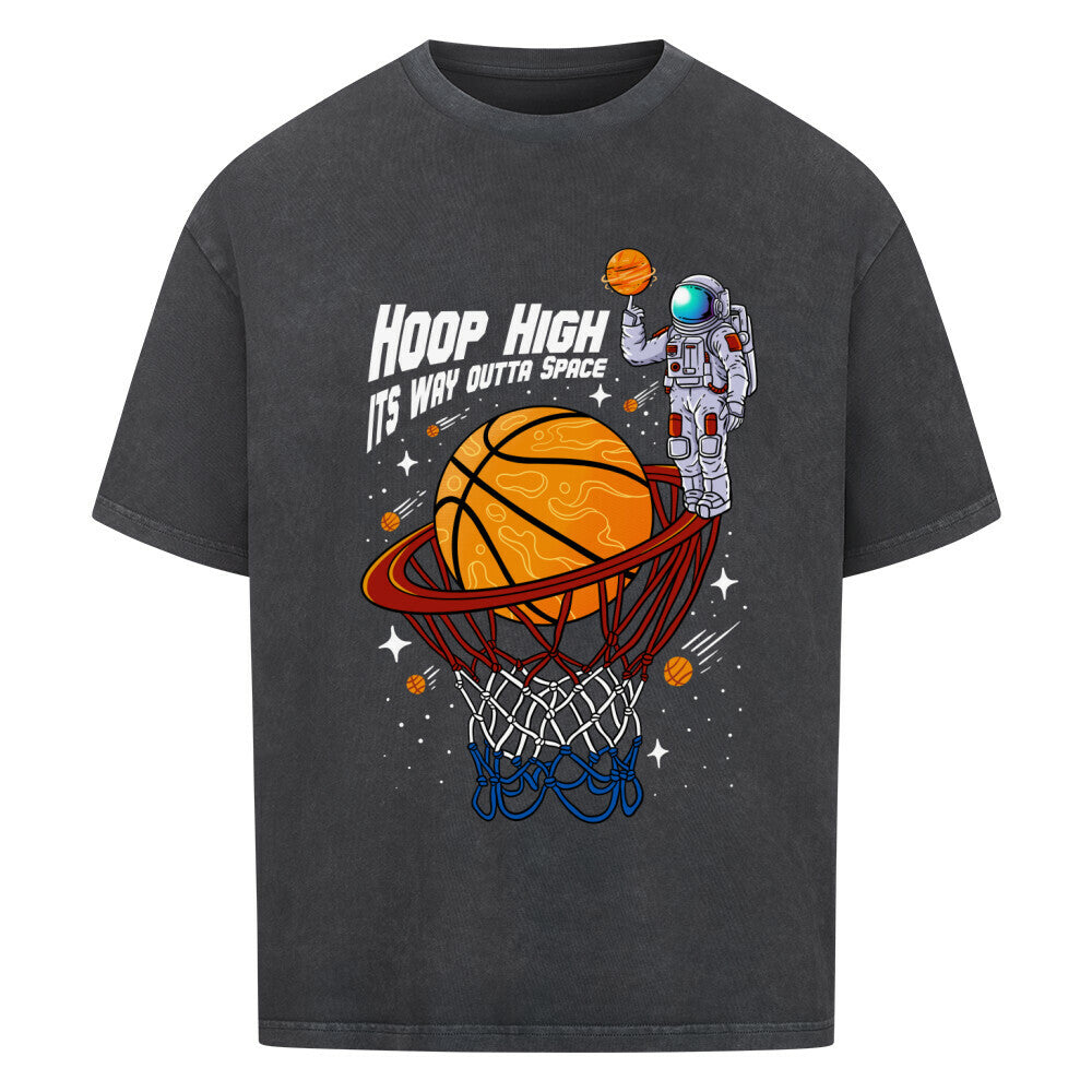 Washed Schwarzes Oversized T-Shirt mit einem bunten Print eines Astronauten im Weltall, der einen Basketball in einen Korb dunkt. Der Slogan lautet: "HOOP HIGH ITS WAY OUTTA SPACE". 100% Baumwolle.