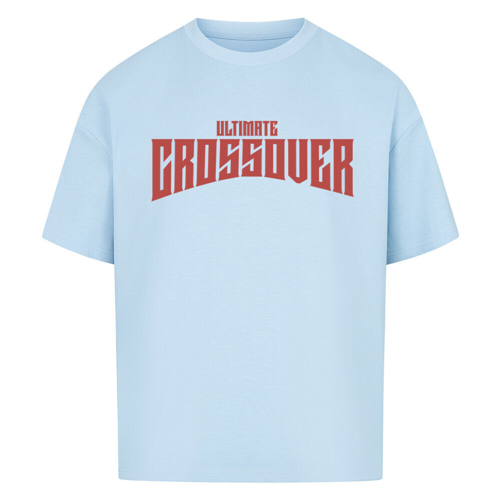 Babyblaues Oversized Basketball T-Shirt mit dem roten Print „ULTIMATE CROSSOVER“ in einer dominanten, gebogenen Schriftart. Aus 100% Baumwolle.