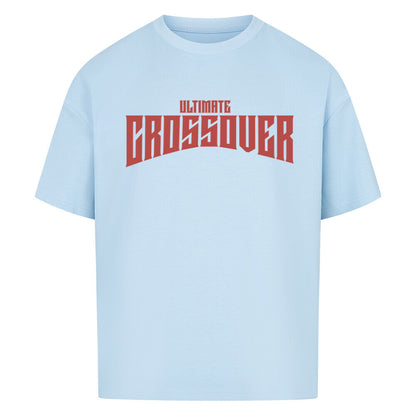 Babyblaues Oversized Basketball T-Shirt mit dem roten Print „ULTIMATE CROSSOVER“ in einer dominanten, gebogenen Schriftart. Aus 100% Baumwolle.