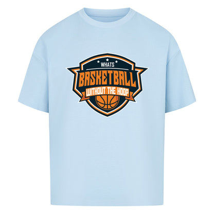 Babyblaues Oversized T-Shirt mit einem Basketball-Logo im Wappen-Stil in Orange, Weiß und Blau und dem Slogan "WHAT'S BASKETBALL WITHOUT THE HOOP". 100% Baumwolle.