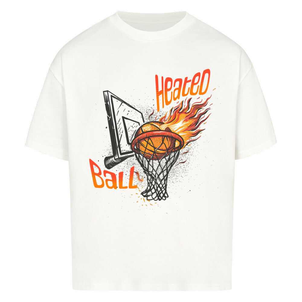 Weißes Oversized T-Shirt mit „Heated Ball“ Print, der einen brennenden Basketball (Ball on Fire) zeigt, der gerade durch den Korb fällt. 100% Baumwolle