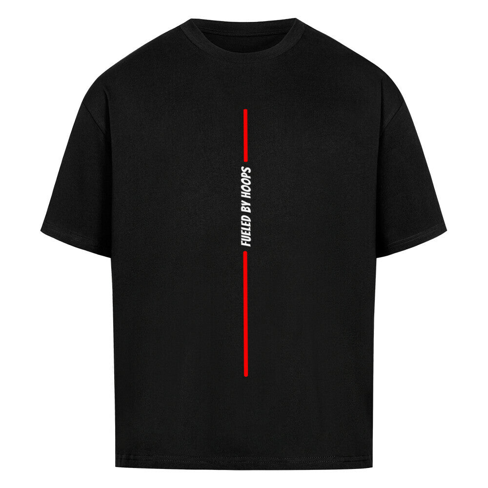 Schwarzes Oversized T-Shirt mit einem minimalistischen, vertikalen Print: Eine rote Linie wird in der Mitte vom vertikalen, weißen Text „FUELED BY HOOPS“ unterbrochen. 100% Baumwolle.