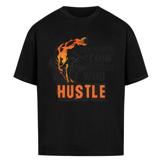 Schwarzes Oversized T-Shirt mit einem schwarz-orangen Print eines Basketballspielers in Flammen und dem motivierenden Spruch „GOOD THINGS COME TO THOSE WHO HUSTLE“. 100% Baumwolle.
