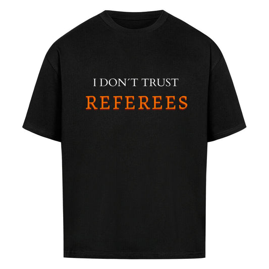 Schwarzes Oversized T-Shirt mit dem minimalistischen Statement-Print „I DON'T TRUST REFEREES“, wobei das Wort „REFEREES“ in Orange hervorgehoben ist. 100% Baumwolle.