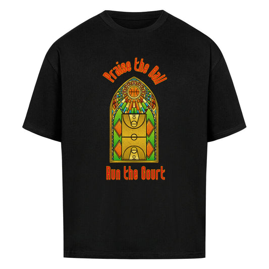 Schwarzes Oversized T-Shirt mit einem Print im Stil eines Kirchen-Buntglasfensters, der einen Basketball-Court zeigt. Darüber steht in Rot „Praise the Ball“ und darunter „Run the Court“. 100% Baumwolle.