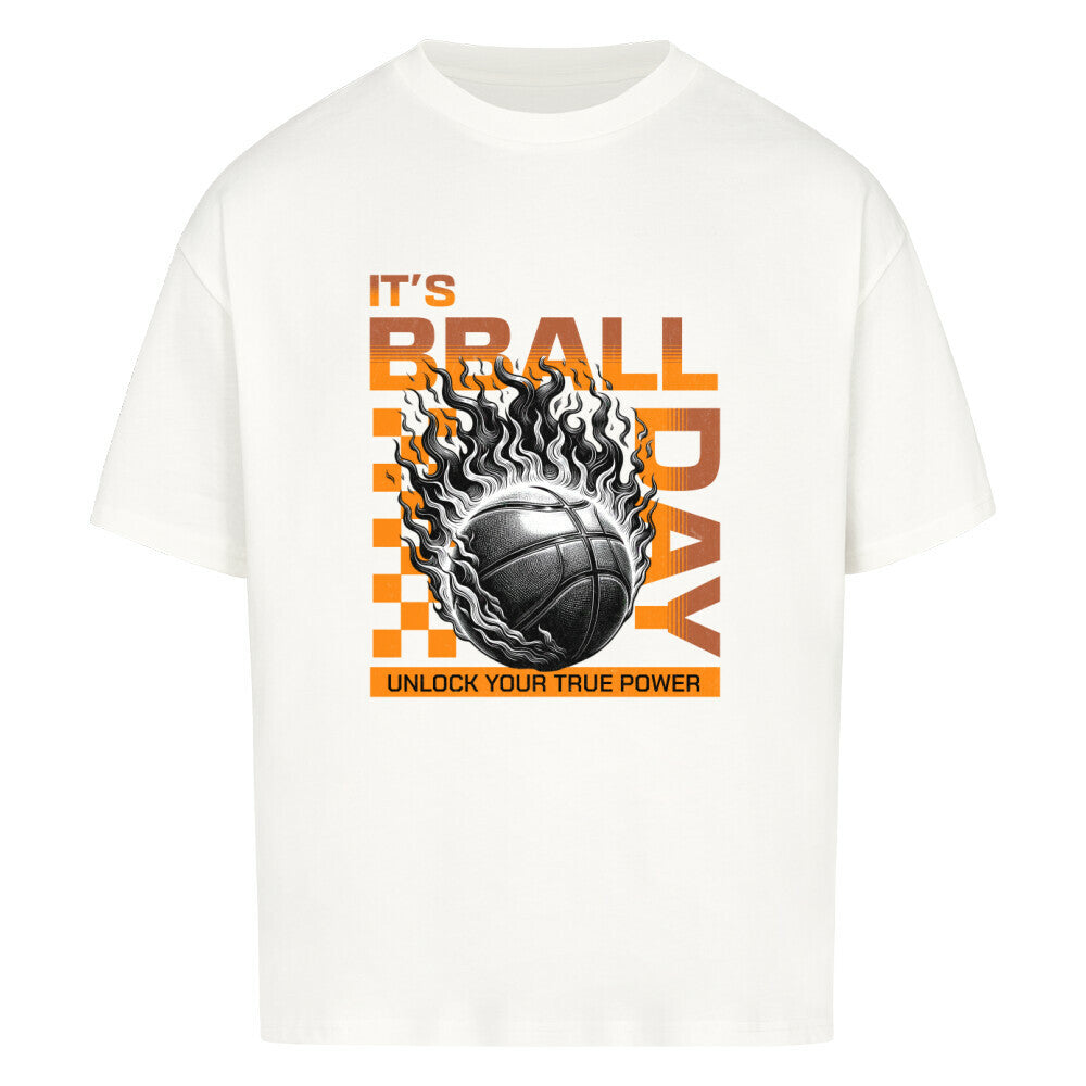 Weißes Oversized T-Shirt mit einem Print eines brennenden Basketballs (Ball on Fire) und dem orangefarbenen Text „IT'S BBALL DAY“ und „UNLOCK YOUR TRUE POWER“. 100% Baumwolle.