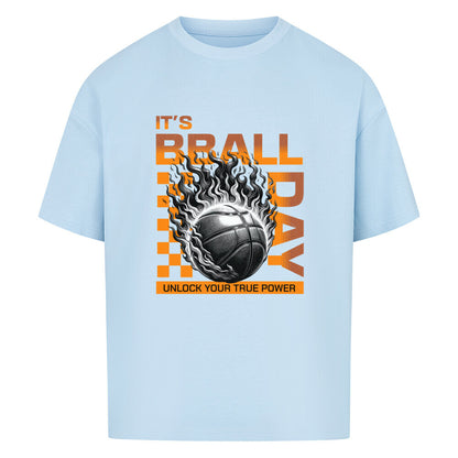 Babyblaues Oversized T-Shirt mit einem Print eines brennenden Basketballs (Ball on Fire) und dem orangefarbenen Text „IT'S BBALL DAY“ und „UNLOCK YOUR TRUE POWER“. 100% Baumwolle.