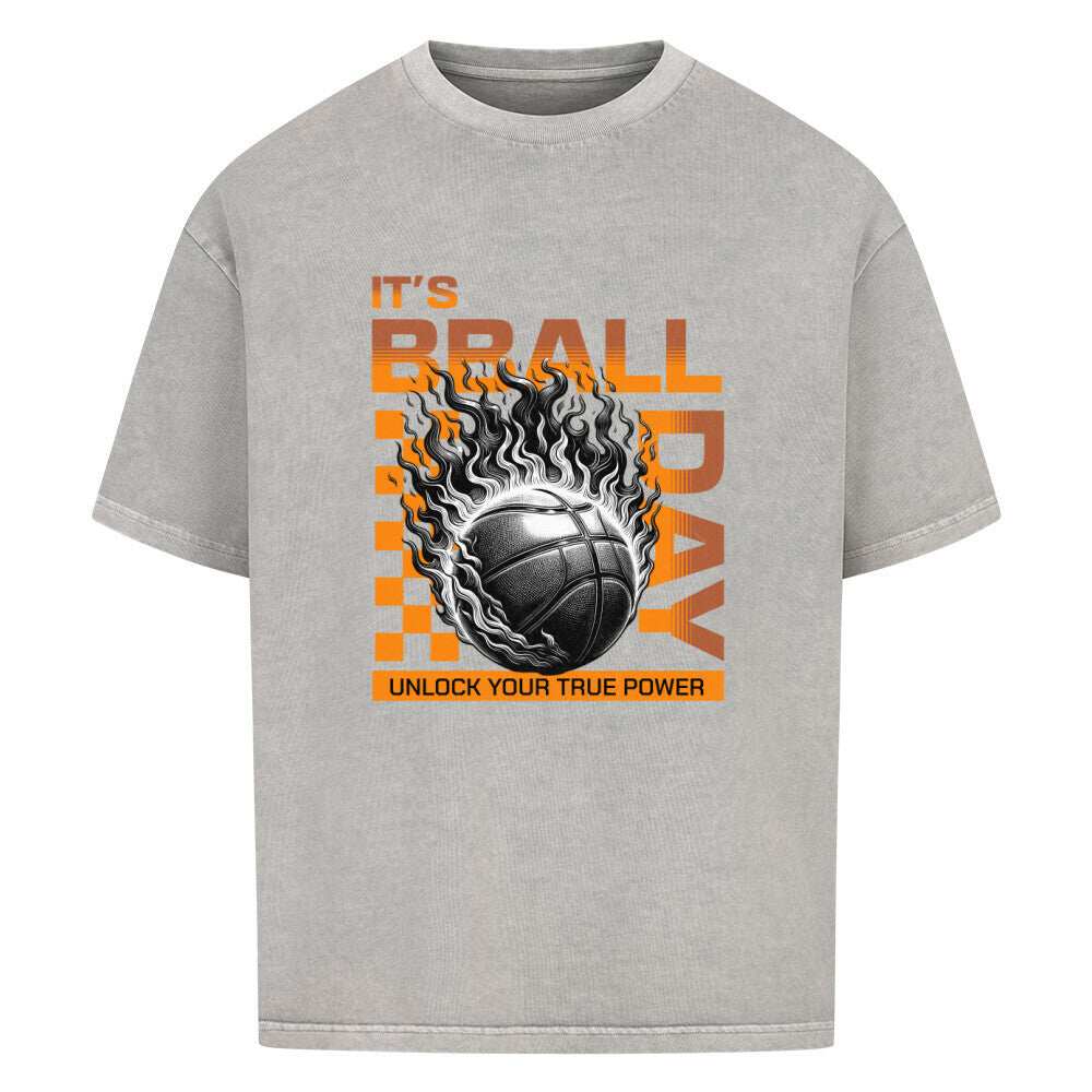 Washed Grey Oversized T-Shirt mit einem Print eines brennenden Basketballs (Ball on Fire) und dem orangefarbenen Text „IT'S BBALL DAY“ und „UNLOCK YOUR TRUE POWER“. 100% Baumwolle.