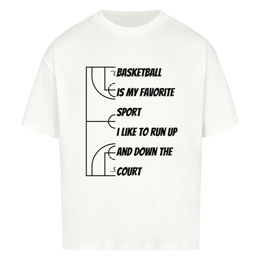 Weißes Oversized T-Shirt mit weißem, minimalistischem Print „BASKETBALL IS MY FAVORITE SPORT. I LIKE TO RUN UP AND DOWN THE COURT“ neben stilisierten Basketballfeld-Linien. 100% Baumwolle.