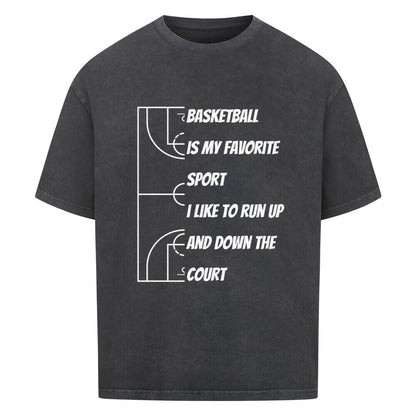 Washed Schwarz Oversized T-Shirt mit weißem, minimalistischem Print „BASKETBALL IS MY FAVORITE SPORT. I LIKE TO RUN UP AND DOWN THE COURT“ neben stilisierten Basketballfeld-Linien. 100% Baumwolle.