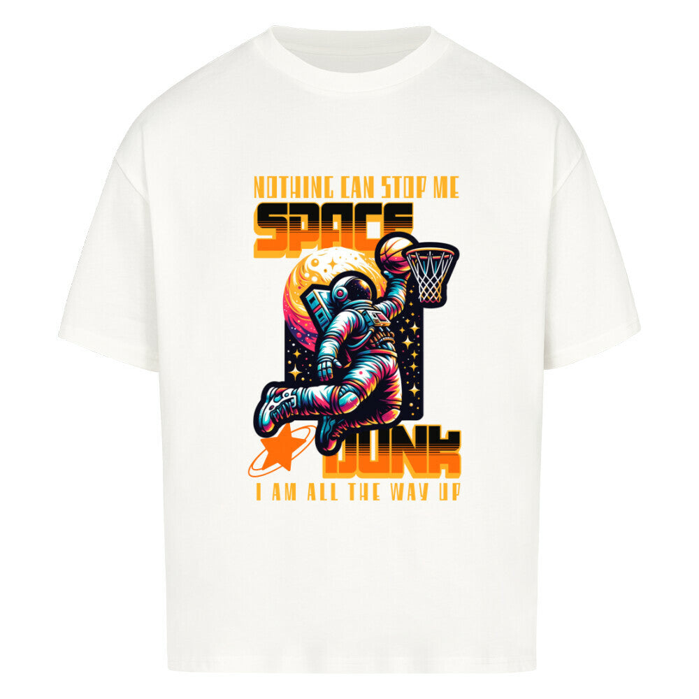 Weißes Oversized T-Shirt mit buntem Retro-Print eines Astronauten, der einen „Space Dunk“ (Basketball) vor einem Planeten macht. Mit dem orangefarbenen Slogan „NOTHING CAN STOP ME“ und „I AM ALL THE WAY UP“. 100% Premium Baumwolle