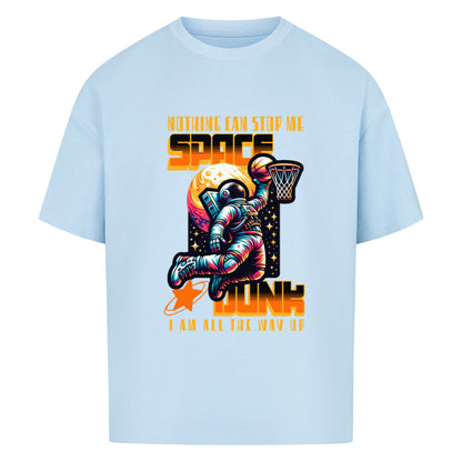 Babyblau Oversized T-Shirt mit buntem Retro-Print eines Astronauten, der einen „Space Dunk“ (Basketball) vor einem Planeten macht. Mit dem orangefarbenen Slogan „NOTHING CAN STOP ME“ und „I AM ALL THE WAY UP“. 100% Premium Baumwolle