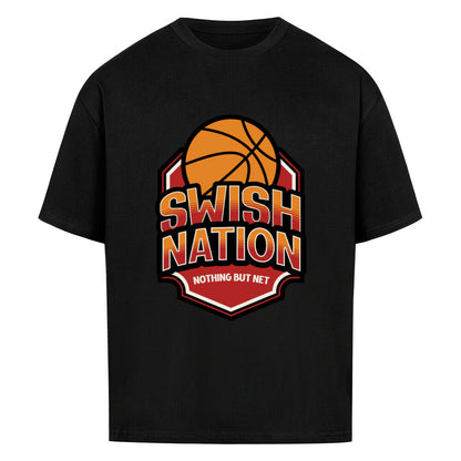 Schwares Oversized T-Shirt mit einem zentralen Print: Orangefarbener Basketball über dem Schriftzug „SWISH NATION“ und „NOTHING BUT NET“ in einem rot umrandeten Wappen-Design.