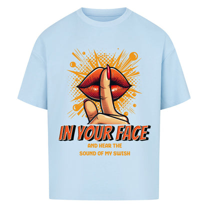 Babyblau Oversized T-Shirt mit rotem Lippen-Print und Finger vor dem Mund („Schhh“) und dem Text „IN YOUR FACE AND HEAR THE SOUND OF MY SWISH“ – 100% Baumwolle Basketball Statement Shirt.