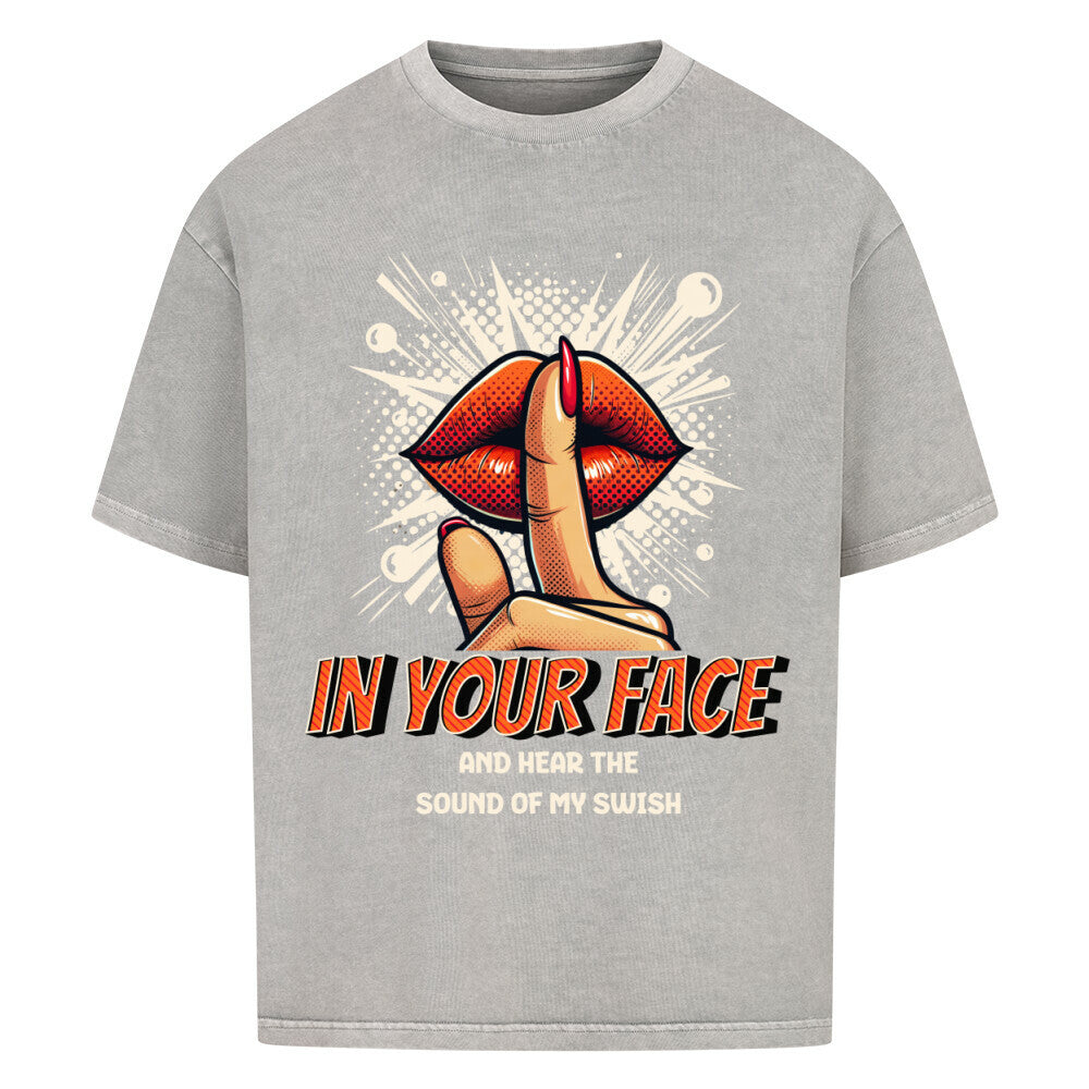 Washed Grey Oversized T-Shirt mit rotem Lippen-Print und Finger vor dem Mund („Schhh“) und dem Text „IN YOUR FACE AND HEAR THE SOUND OF MY SWISH“ – 100% Baumwolle Basketball Statement Shirt.