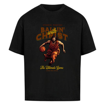 Schwarzes Oversize T-Shirt aus 100% Baumwolle mit einem braun-gelben Vintage-Print. Das Motiv zeigt Jesus Christus in Robe, wie er einen Basketball dribbelt. Der Text lautet "ETERNAL PURPOSE BALLIN´ WITH CHRIST THE ULTIMATE GAME".