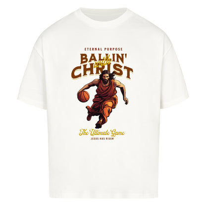 Weißes Oversize T-Shirt aus 100% Baumwolle mit einem braun-gelben Vintage-Print. Das Motiv zeigt Jesus Christus in Robe, wie er einen Basketball dribbelt. Der Text lautet "ETERNAL PURPOSE BALLIN´ WITH CHRIST THE ULTIMATE GAME".