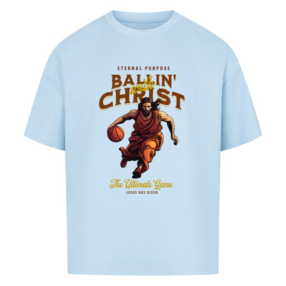 Babyblau Oversize T-Shirt aus 100% Baumwolle mit einem braun-gelben Vintage-Print. Das Motiv zeigt Jesus Christus in Robe, wie er einen Basketball dribbelt. Der Text lautet "ETERNAL PURPOSE BALLIN´ WITH CHRIST THE ULTIMATE GAME".