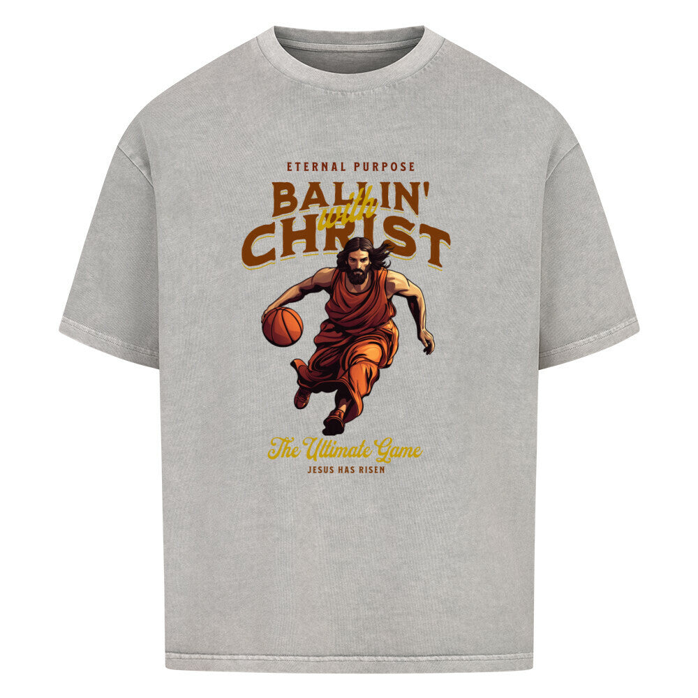 Washed Grey Oversize T-Shirt aus 100% Baumwolle mit einem braun-gelben Vintage-Print. Das Motiv zeigt Jesus Christus in Robe, wie er einen Basketball dribbelt. Der Text lautet "ETERNAL PURPOSE BALLIN´ WITH CHRIST THE ULTIMATE GAME".