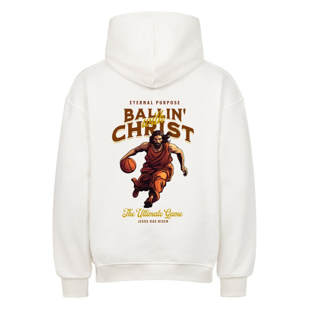 Rückansicht eines weißen Oversized-Hoodies mit 'Ballin' with Christ' Print, der Jesus beim Basketball-Dribbling zeigt, und dem Text 'Eternal Purpose'. 80% Baumwolle 20% Polyester.
