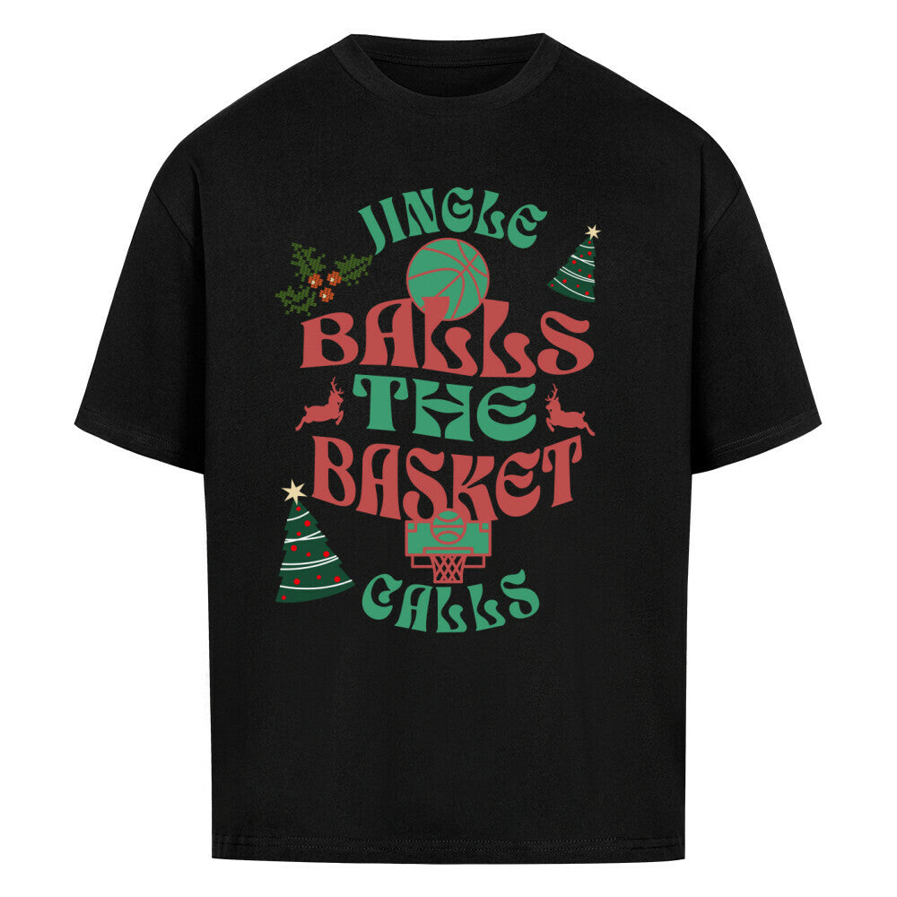 Schwarzes Oversized T-Shirt aus 100% Baumwolle mit einem bunten Weihnachtsmotiv-Print. Der Text lautet "JINGLE BALLS THE BASKET CALLS" in Grün und Rot, umgeben von einem Basketball, zwei Hirschen, zwei Weihnachtsbäumen und Mistelzweigen.