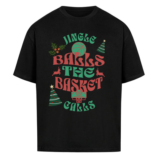 Schwarzes Oversized T-Shirt aus 100% Baumwolle mit einem bunten Weihnachtsmotiv-Print. Der Text lautet "JINGLE BALLS THE BASKET CALLS" in Grün und Rot, umgeben von einem Basketball, zwei Hirschen, zwei Weihnachtsbäumen und Mistelzweigen.