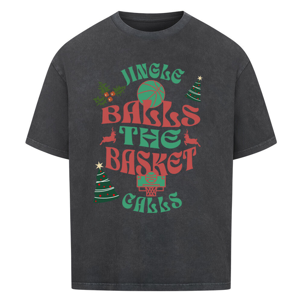 Washed Schwarzes Oversized T-Shirt aus 100% Baumwolle mit einem bunten Weihnachtsmotiv-Print. Der Text lautet "JINGLE BALLS THE BASKET CALLS" in Grün und Rot, umgeben von einem Basketball, zwei Hirschen, zwei Weihnachtsbäumen und Mistelzweigen.