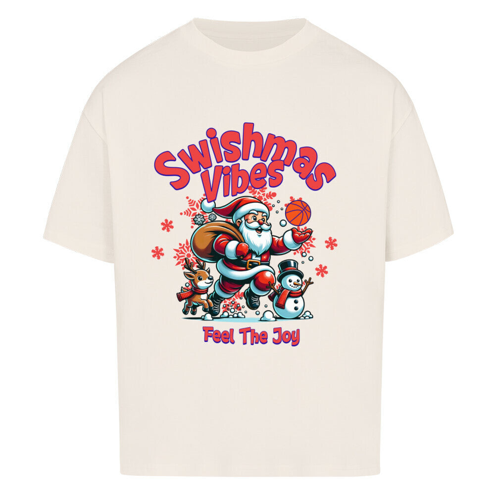 Oversized T-Shirt in Natural Raw mit dem Print "Swishmas Vibes Feel The Joy". Das Design zeigt einen fröhlichen Weihnachtsmann (Santa Claus), der einen Basketball in der Hand hält und von einem Rentier und einem Schneemann begleitet wird. Das T-Shirt ist aus 100% Baumwolle und hat einen weiten Schnitt.