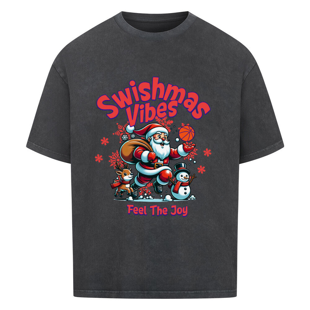 Oversized T-Shirt in Washed Schwarz mit dem Print "Swishmas Vibes Feel The Joy". Das Design zeigt einen fröhlichen Weihnachtsmann (Santa Claus), der einen Basketball in der Hand hält und von einem Rentier und einem Schneemann begleitet wird. Das T-Shirt ist aus 100% Baumwolle und hat einen weiten Schnitt.