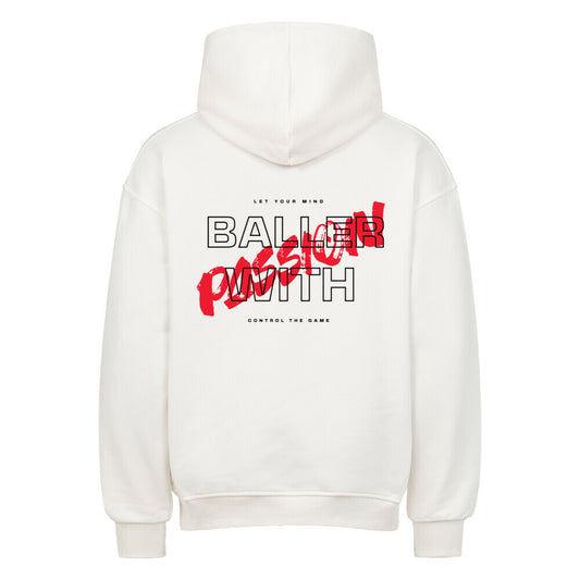 Rückansicht eines Weißen Oversized-Hoodies mit 'Baller With' Print in Weiß, überlagert von einem roten 'Passion' Schriftzug und dem Text 'Let Your Mind Control The Game'. Premium Baumwolle