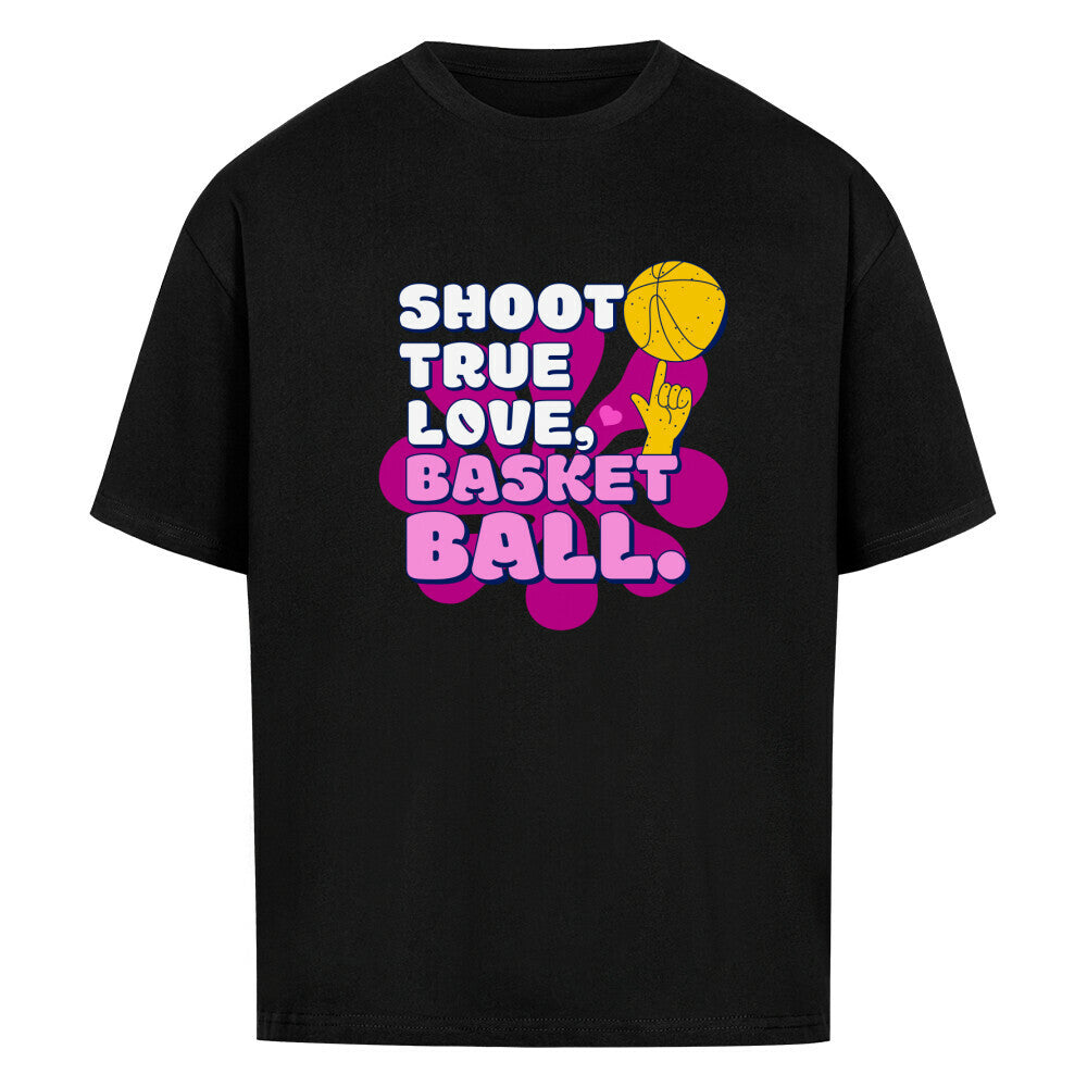 Schwarzes Oversized T-Shirt aus 100% Baumwolle mit einem pink-lila Retro-Print. Der Text lautet "SHOOT TRUE, LOVE, BASKETBALL" in Weiß mit dicken Rändern. Das Motiv zeigt einen Basketball und eine Hand.
