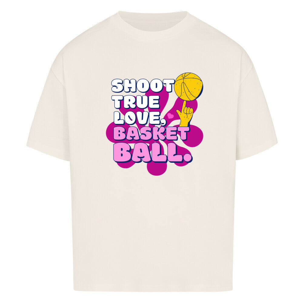 Natural Raw Oversized T-Shirt aus 100% Baumwolle mit einem pink-lila Retro-Print. Der Text lautet "SHOOT TRUE, LOVE, BASKETBALL" in Weiß mit dicken Rändern. Das Motiv zeigt einen Basketball und eine Hand.