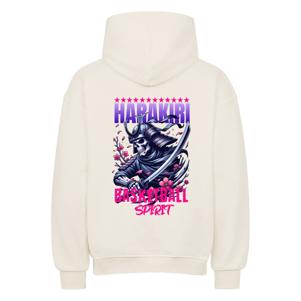 Rückansicht eines cremefarbenen Oversized-Hoodies mit 'Harakiri Basketball Spirit' Print, der ein Samurai-Skelett mit Katana und Kirschblüten zeigt. 80% Baumwolle und 20% Polyester. 380 GMS.