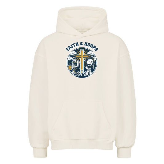 Vorderansicht eines cremefarbenen Oversized-Hoodies mit einem 'Faith & Hoops' Emblem-Print auf der Brust, der ein Kreuz, Jesus und einen Basketballspieler zeigt.