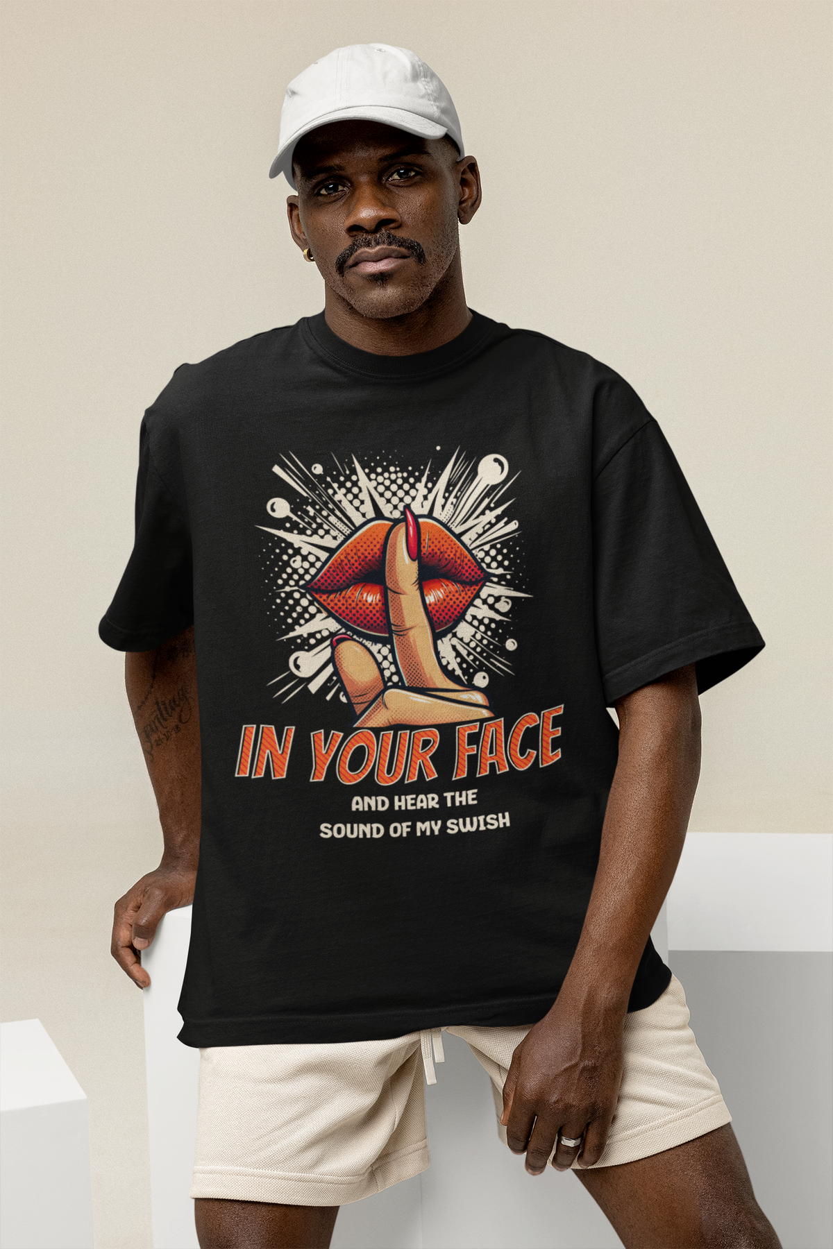 Mockup mit Schwarzen Oversized T-Shirt mit rotem Lippen-Print und Finger vor dem Mund („Schhh“) und dem Text „IN YOUR FACE AND HEAR THE SOUND OF MY SWISH“ – 100% Baumwolle Basketball Statement Shirt.