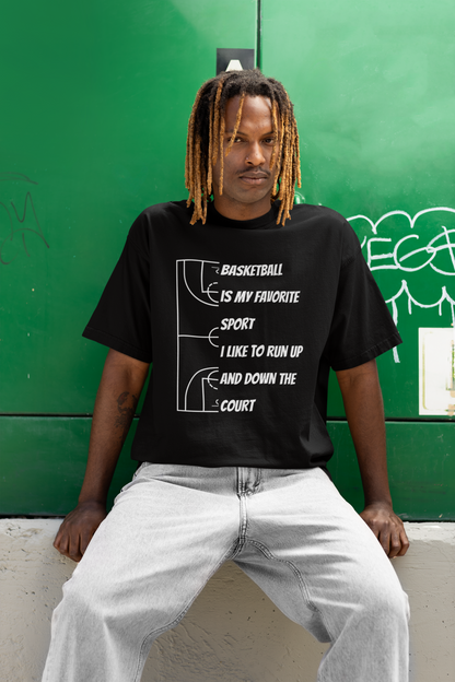 Mockup mit Mann Schwarzes Oversized T-Shirt mit weißem, minimalistischem Print „BASKETBALL IS MY FAVORITE SPORT. I LIKE TO RUN UP AND DOWN THE COURT“ neben stilisierten Basketballfeld-Linien. 100% Baumwolle.