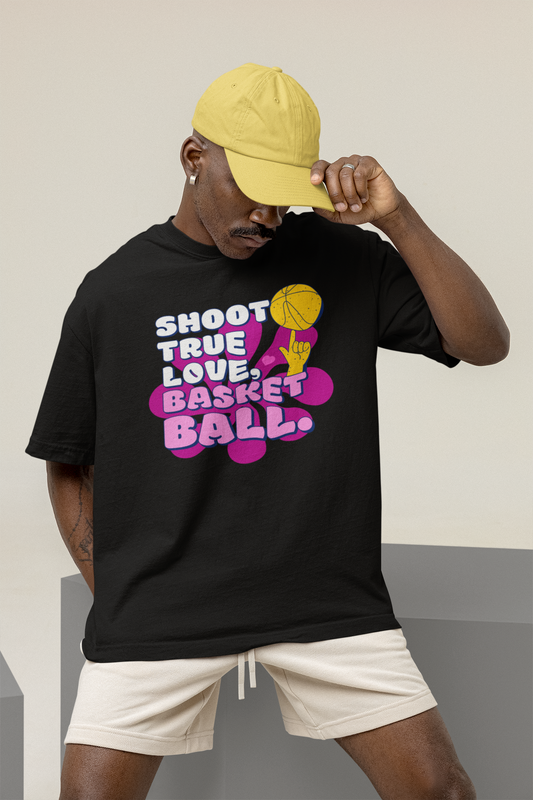 Oversized Basketball T-Shirt Shoot True Love mockup von Mann Schwarz 100% Baumwolle