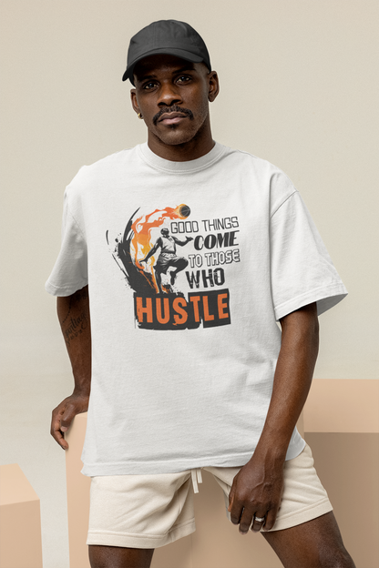 Mockup mit Model Weißes Oversized T-Shirt mit einem schwarz-orangen Print eines Basketballspielers in Flammen und dem motivierenden Spruch „GOOD THINGS COME TO THOSE WHO HUSTLE“. 100% Baumwolle.