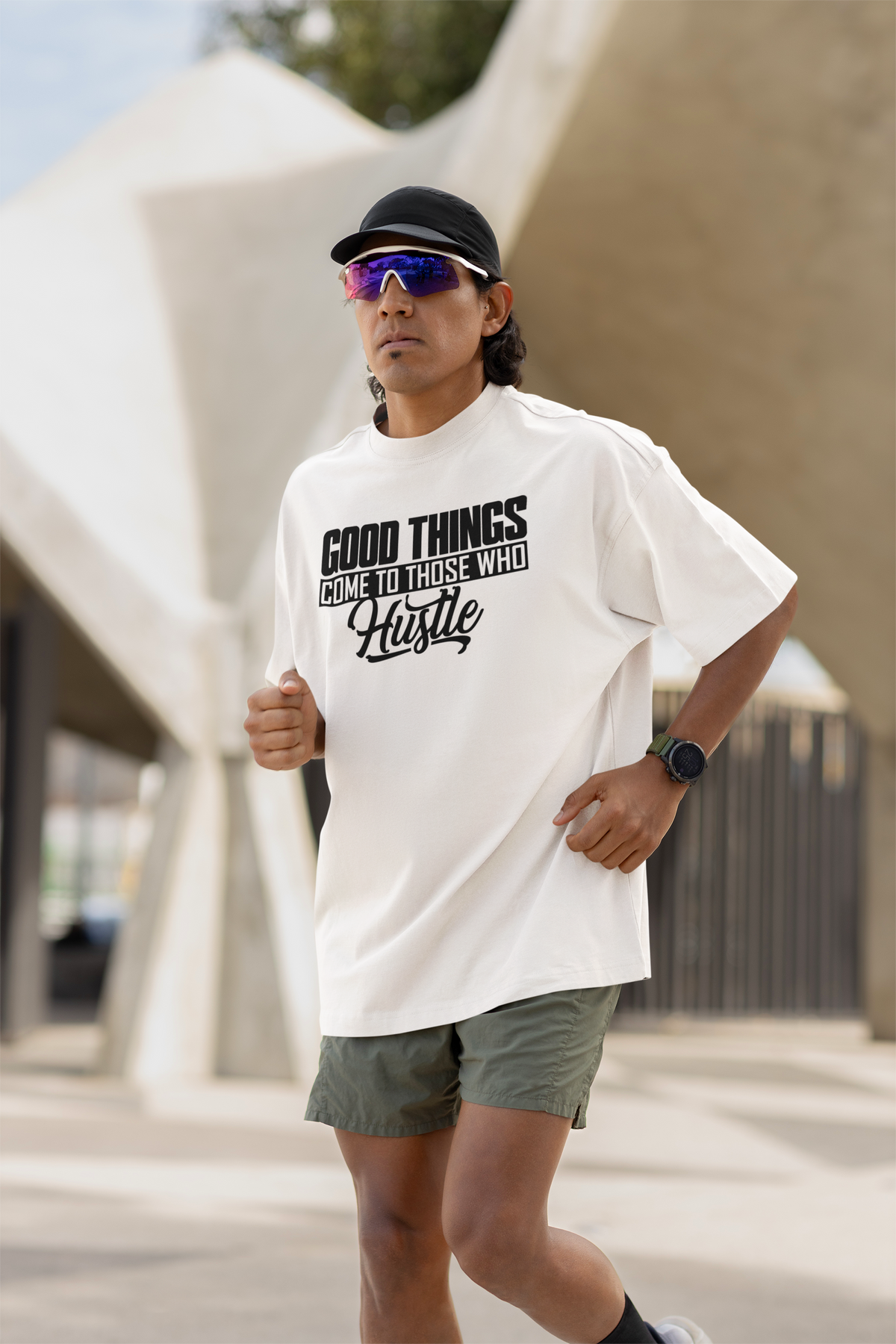 Mockup mit Model weißses Oversized Basketball T-Shirt mit dem weißen Statement-Print: „GOOD THINGS COME TO THOSE WHO Hustle“. 100% Baumwolle.
